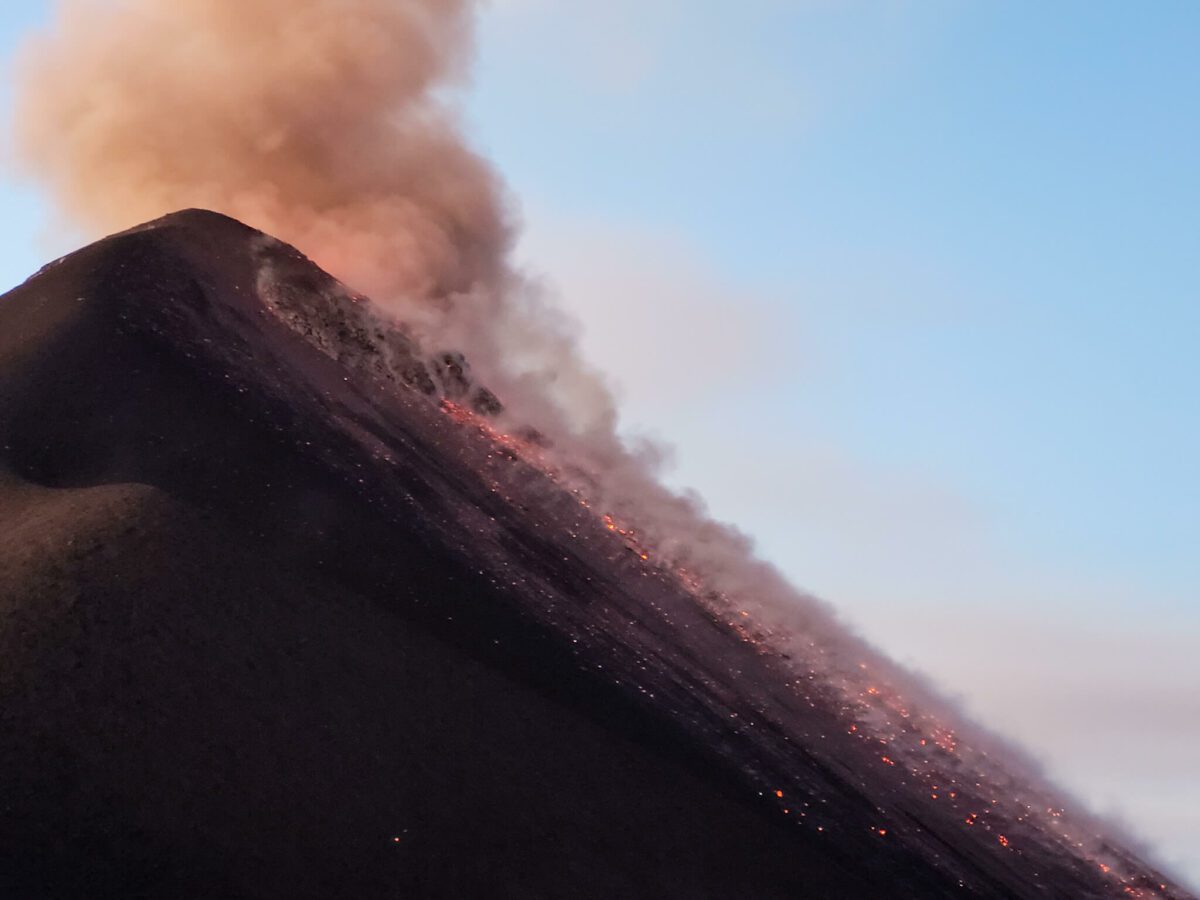 ascension volcan fuego guatemala