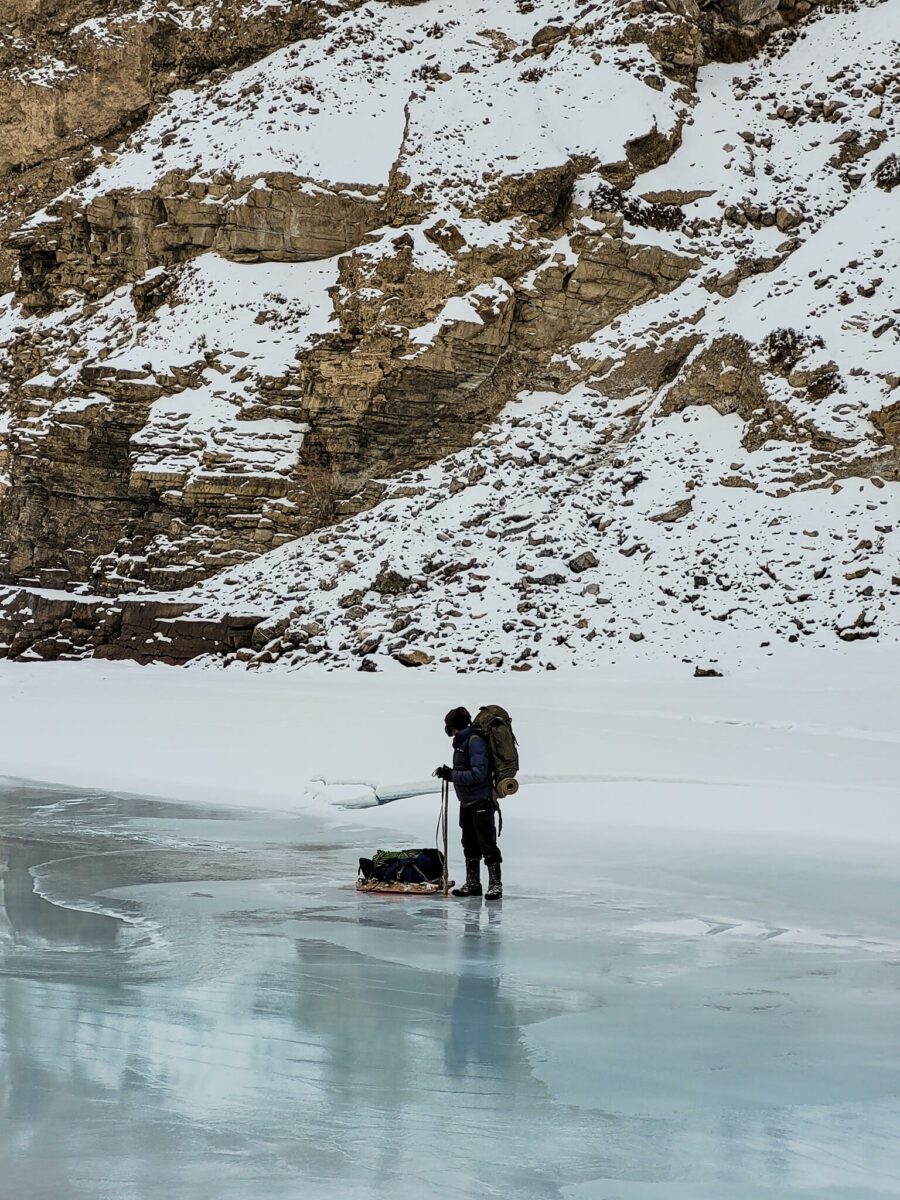 marcher sur la rivière gelée du zanskar
